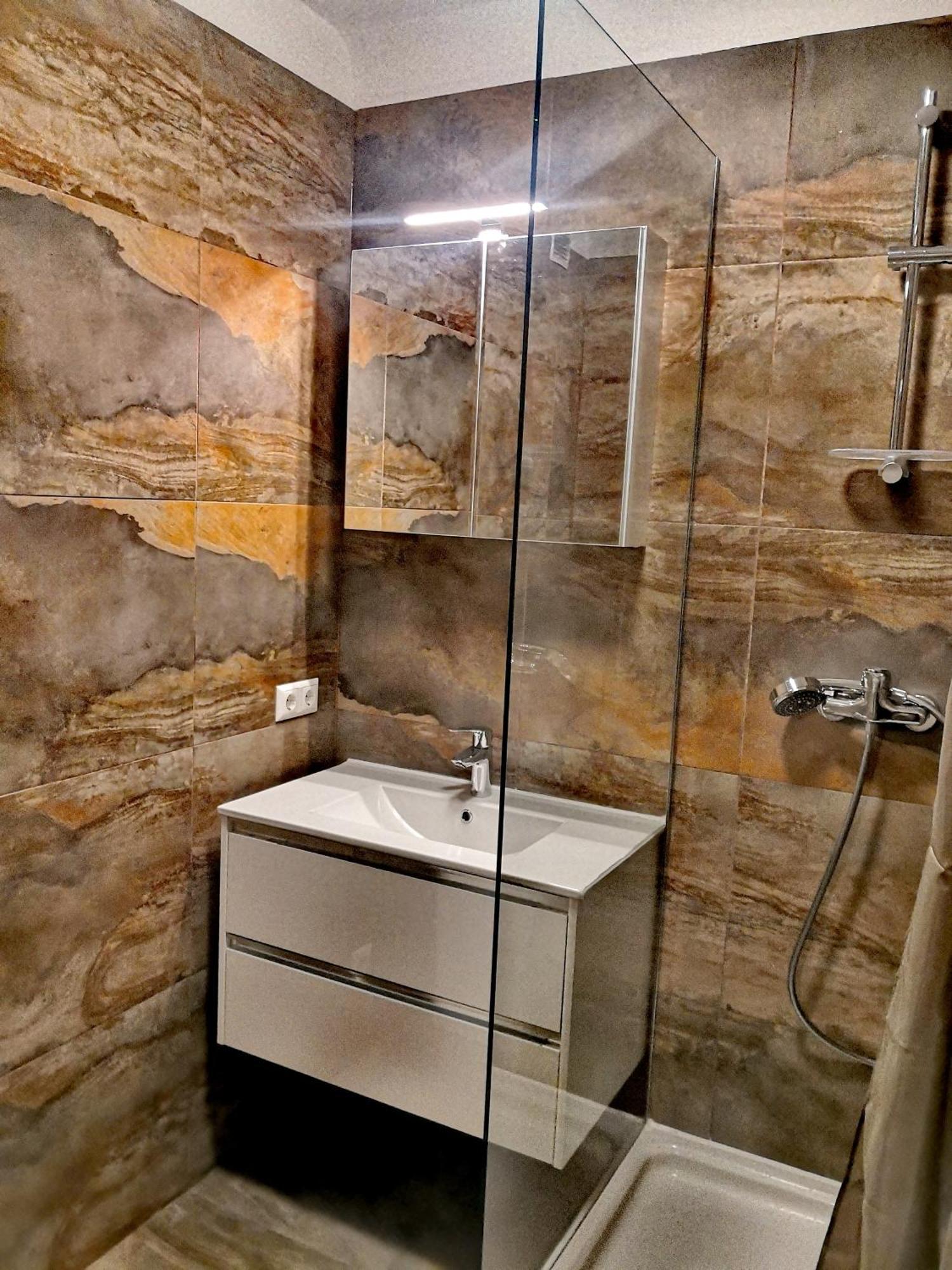 Central - 2 Bdrm * Vienne